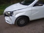 Соблюдение безопасной дистанции между автомобилями на трассе, демонстрирующее важное правило для предотвращения ДТП