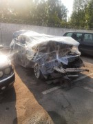 Разбитый легковой автомобиль, подготовленный для оценки стоимости выкупа по фото онлайн