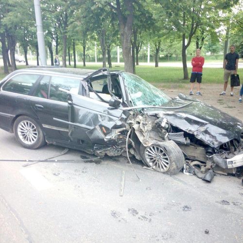 Аварийный авто BMW