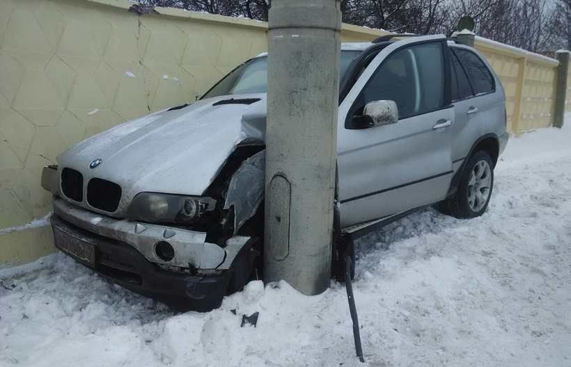 Аварийный авто BMW на заснеженной дороге в Минске