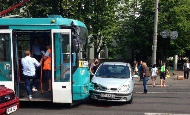 Аварийный трамвай протаранил Renault